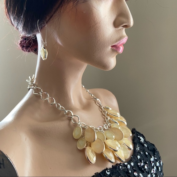 Statement bib multi circle cream faux stones & chain necklace and earrings set. - Picture 4 of 6